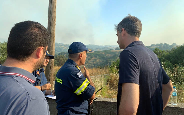 Φωτιά στην Εύβοια: Στο χωριό Γαβαλάς ο Κώστας Μπακογιάννης